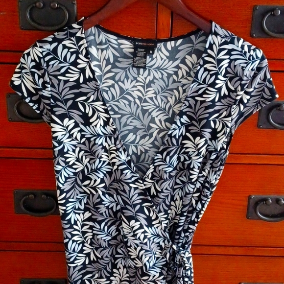 BCBGMAXAZRIA womans Leaf print wrap midi dress size Medium . - Picture 2 of 6